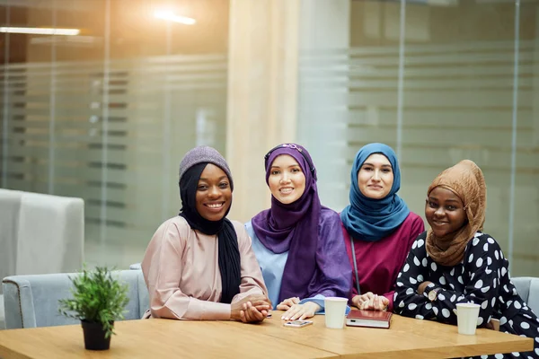 Grupo multirracial de mujeres musulmanas vestidas con ropa nacional posando en grupo — Foto de Stock