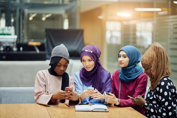 Slamic female travel blogger sharing info from smartphone with her followers — Stock Photo, Image