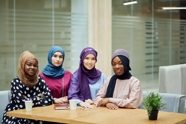 Grupo multirracial de mujeres musulmanas vestidas con ropa nacional posando en grupo — Foto de Stock