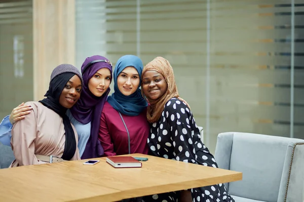 Grupo multirracial de mujeres musulmanas vestidas con ropa nacional posando en grupo — Foto de Stock