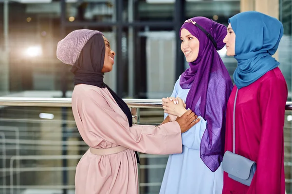 Ulusal giysiler içinde grup halinde poz veren çok ırklı Müslüman kadınlar. — Stok fotoğraf