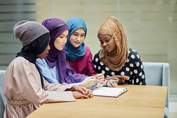 Arabische junge Frauen sehen auf Handy Musikvideo im Stehen. — Stockfoto