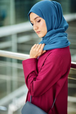 Genç Kadın Geleneksel Arap kıyafetleri giyiyor. Din ve Moda