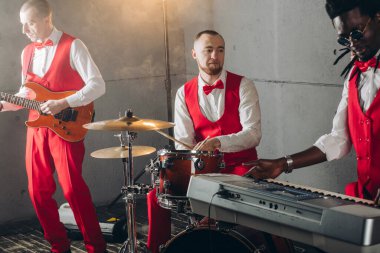 Harika grup yeni bir şarkı kaydediyor.