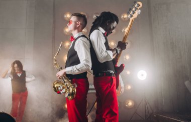 İki yetenekli adam arka arkaya müzik provası yapıyor.