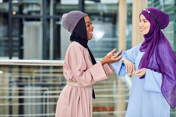 Mujeres musulmanas con ropa tradicional saludándose, reuniéndose para ir de compras. — Foto de Stock