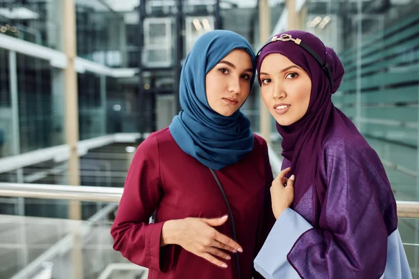 Muslim Kaukasia pacar dengan hijab berpose di pusat bisnis modern — Stok Foto