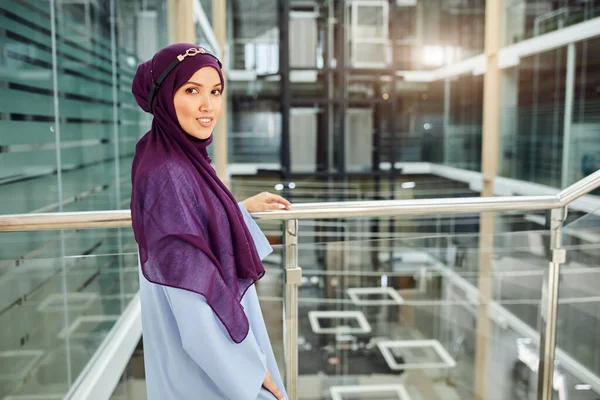 Ung kvinna bär modern traditionell arabisk klädsel. Religion och mode — Stockfoto