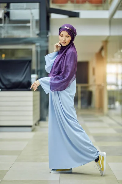 Mujer joven viste ropa árabe tradicional de moda. Religión y moda — Foto de Stock