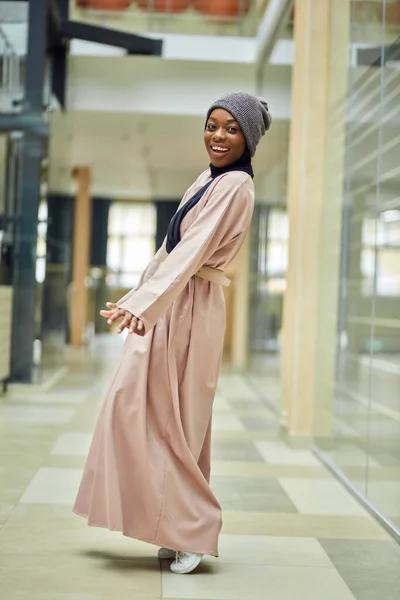 Krásná mladá muslimka v obchodním centru pózování na kameru — Stock fotografie