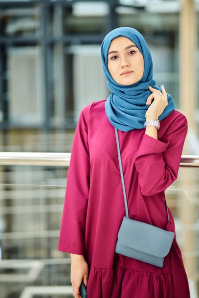 Mujer joven viste ropa árabe tradicional de moda. Religión y moda —  Fotos de Stock