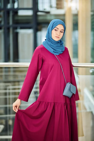 Mladá žena nosí módní tradiční arabské oblečení. Náboženství a móda — Stock fotografie