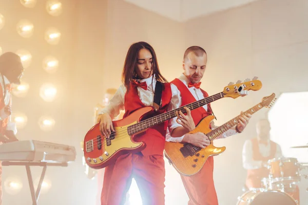 Dos personas ambiciosas que participan en un concurso musical — Foto de Stock