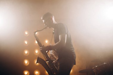 Saksafon partisi. yumuşak caz. Tahta nefesli aile.