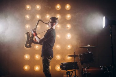 Harika bir adam romantik gevşetici müzik çalıyor.