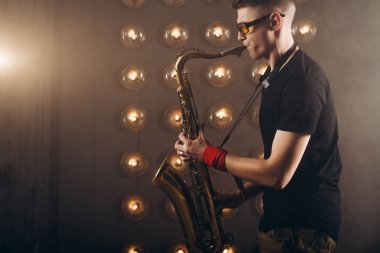 Saksafon çalan yetenekli bir caz müzisyeni.