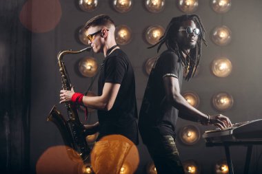 İki muhteşem müzisyen bir yarışmaya katılıyor.