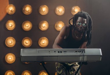 Youngmusic yapımcısı bir müzik uyduruyor.