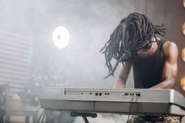 Ağır rock aşığı. Adam heavy metal için deli oluyor.