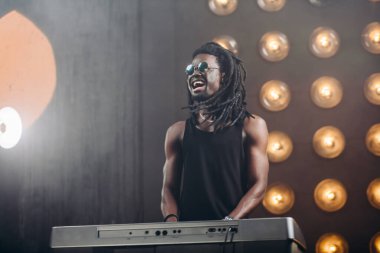 İş yerinde pozitif Afrikalı DJ