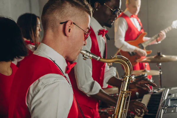 Una banda de jazz local tocando en el escenario — Foto de Stock