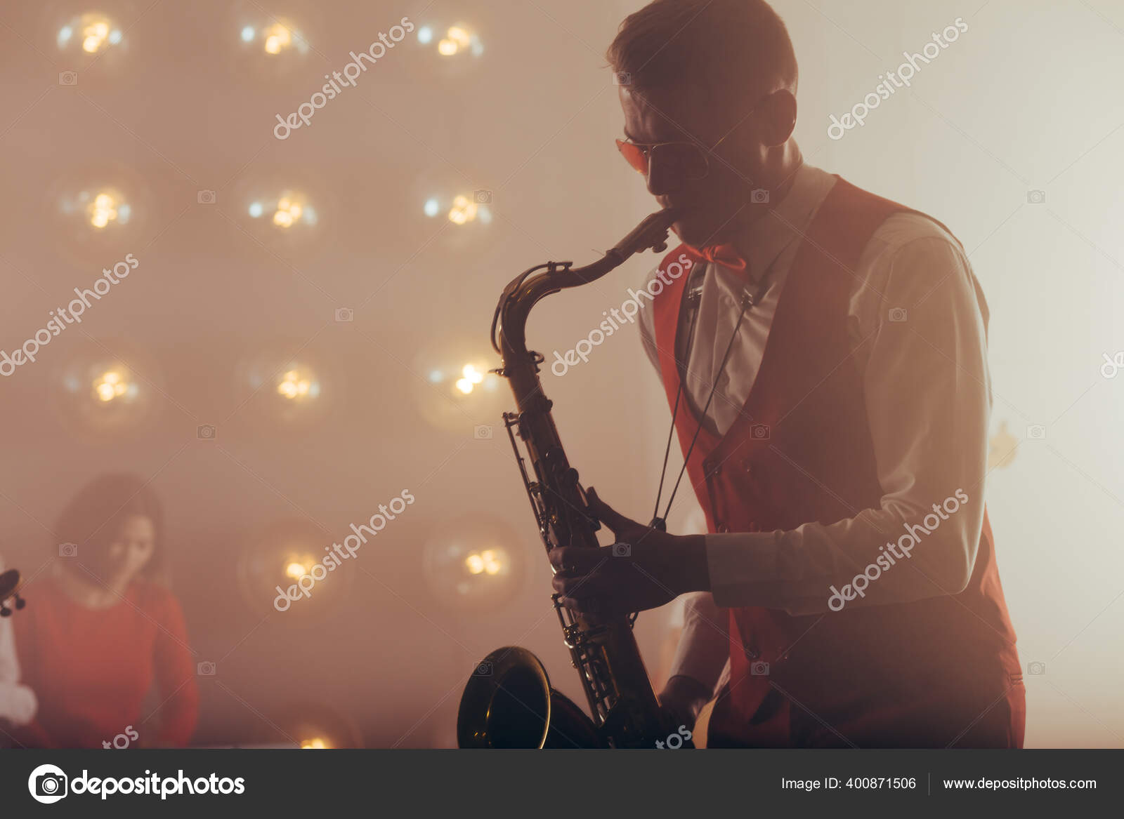 Саксофонист Играет Рок-Н-Ролл. Стоковое Фото ©ufabizphoto 400871506