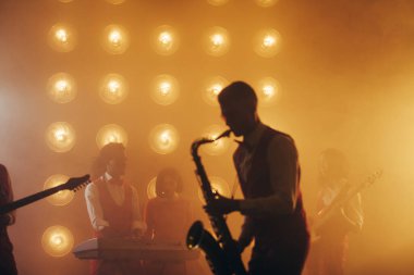 Caz müziğiyle genç bir adam