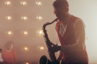Saksafoncu rock 'n roll çalıyor..