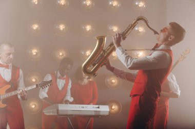 Profesyonel saksafoncuyla caz gecesi.