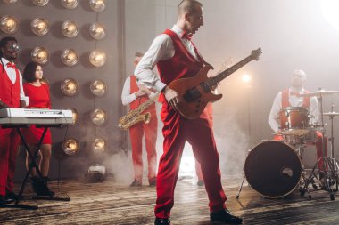 Sahnede tzımparalarken gitarı tutan yakışıklı adam..