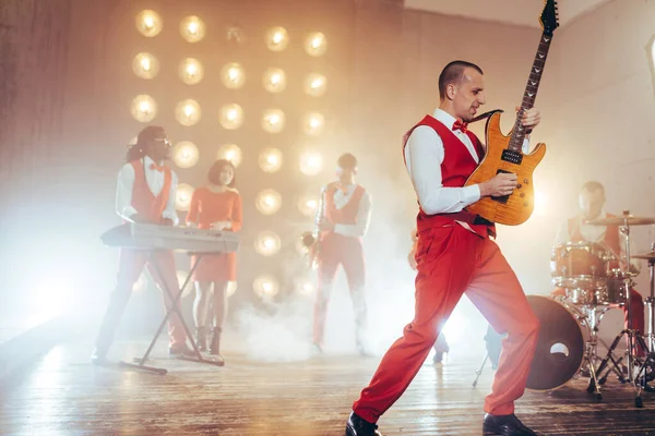 Talentoso guitarrista elegante en el escenario. — Foto de Stock