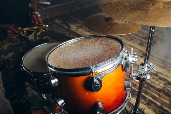 Cerca de la foto de un conjunto de tambores rofessional. concepto de música en vivo. — Foto de Stock