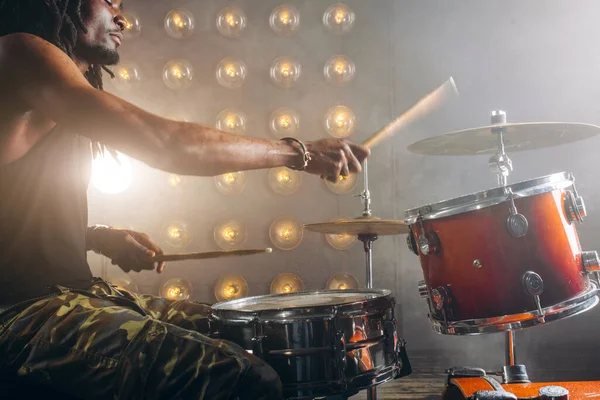 Uomo di talento che suona la batteria sul palco — Foto Stock