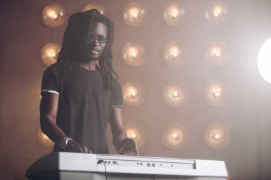 Plesant Man klavyeye basıyor