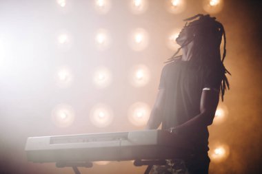 Rahatlatıcı dans müziği. synth, synthesiser.