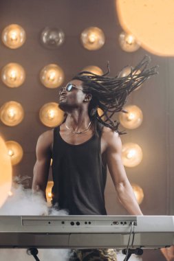 Yakışıklı afro adam canlı izleyiciler için müzik çalıyor.