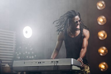 Çılgın duygusal adam rock müzik çalıyor.