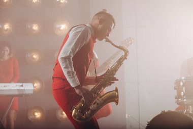 Lokanta ziyaretçileri için harika klasik melodi çalan duygusal bir adam.