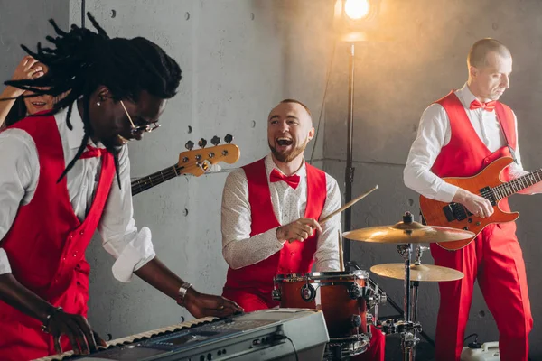 Banda de rock loco durante la actuación. — Foto de Stock