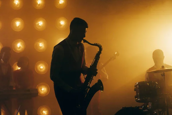 Ταλαντούχος saxophone player.silhouette του ανθρώπου που παίζει το σαξόφωνο. — Φωτογραφία Αρχείου