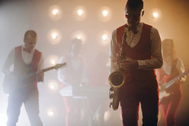 Gece kulübünde canlı performans