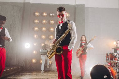 Genç, yakışıklı, zarif, saksafonlu zeki adam.