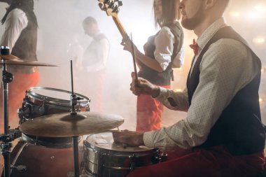 Halk müziği. Hafta sonu canlı müzik..