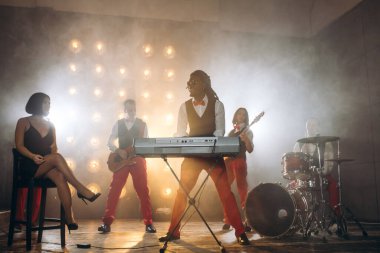 Sevgi dolu bir kadın için performans. sıradışı tarih