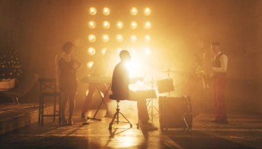 Genç ve hoş insanlar yeteneklerini gösteriyor.