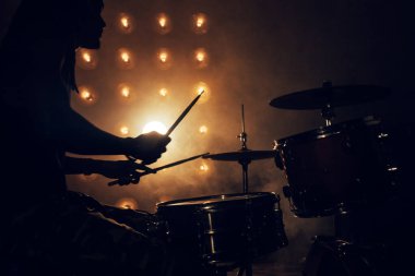 Gece kulübünde rock partisi. Bir müzisyenin silueti.