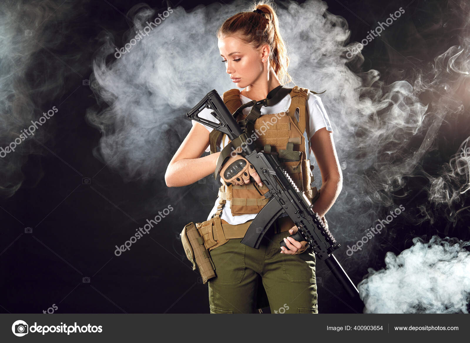 리플로 무장 한 전략 군복을 입은 여성 민간 군사 계약자 — 스톡 사진 © ufabizphoto #400903654