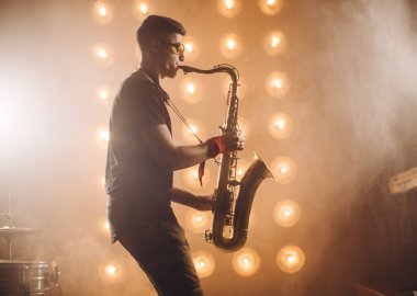 Saksafondan sihirli müzik. Fotoğrafı kapat