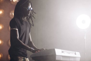 Klavye çalan kör müzisyen