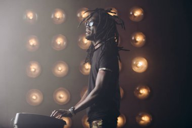 Rastalı Afrikalı adam sentezleyici çalmaktan zevk alıyor